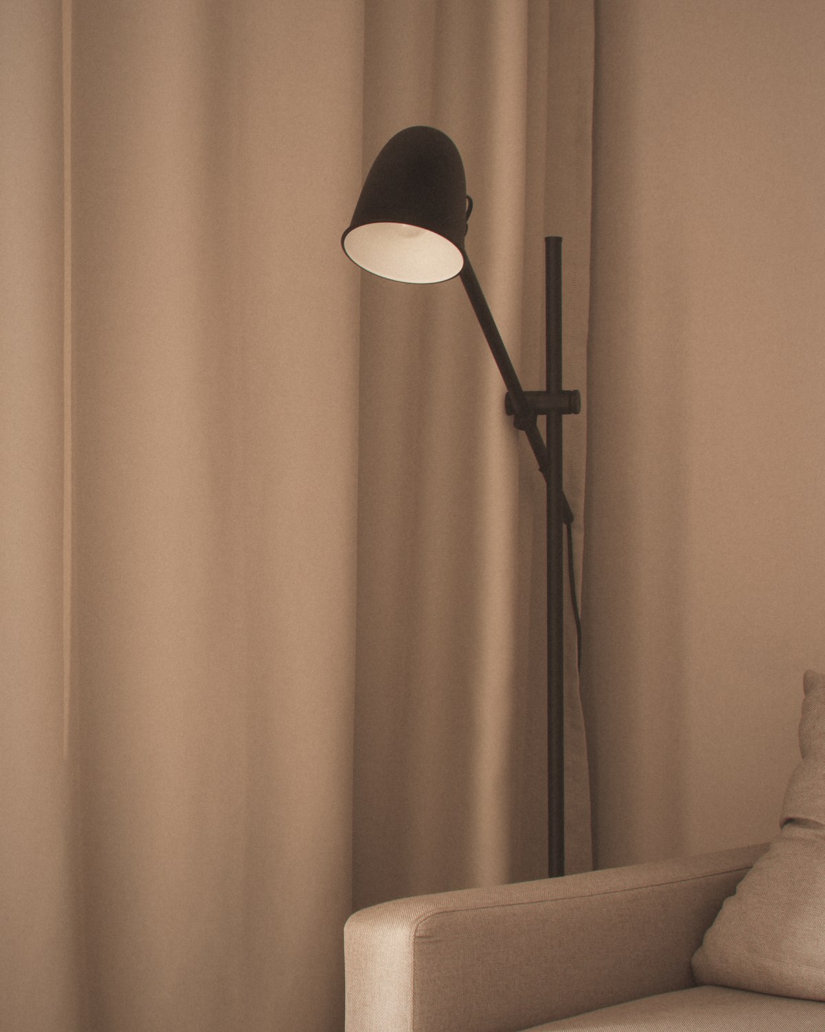 Een lamp in een hoek, gedempt licht